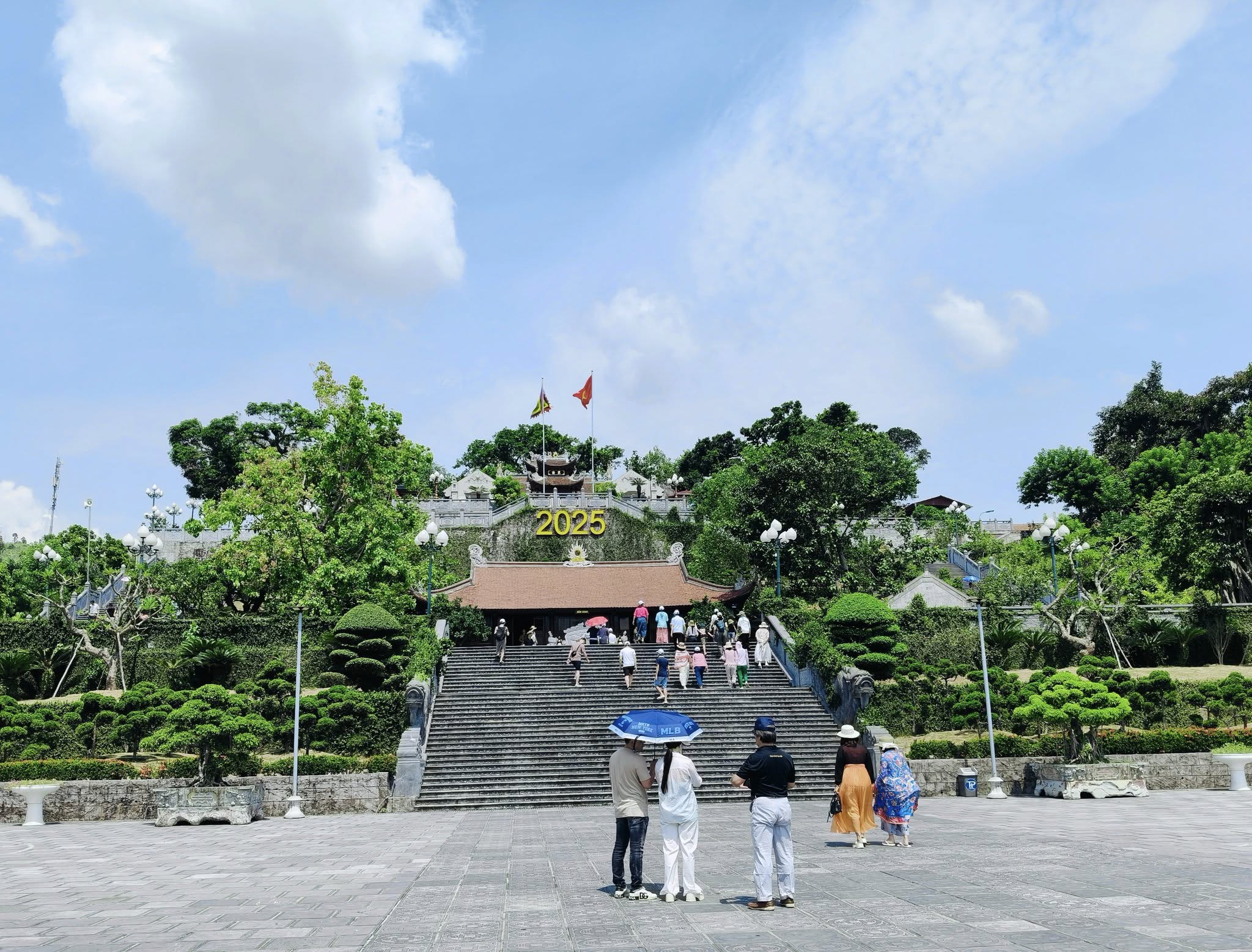 Top Địa Điểm Tổ Chức Team-Building Hoàn Hảo Khi Tham Quan Đền Cửa Ông